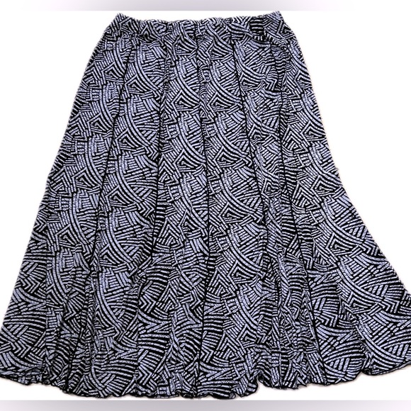 Laura PLUS Black & White A-Line Flowy Midi Skirt. Size 14. - Picture 2 of 10